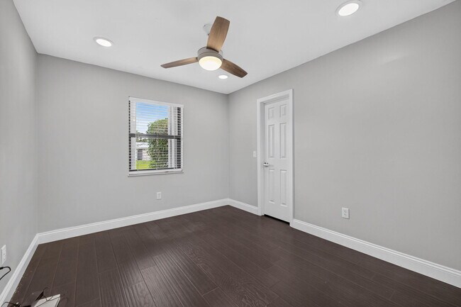 Building Photo - 825 SE Starflower Ave
