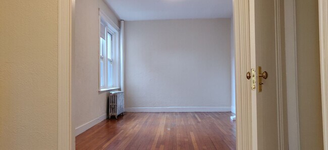 Building Photo - No brokers Fee, No Security Deposit, Eleva...