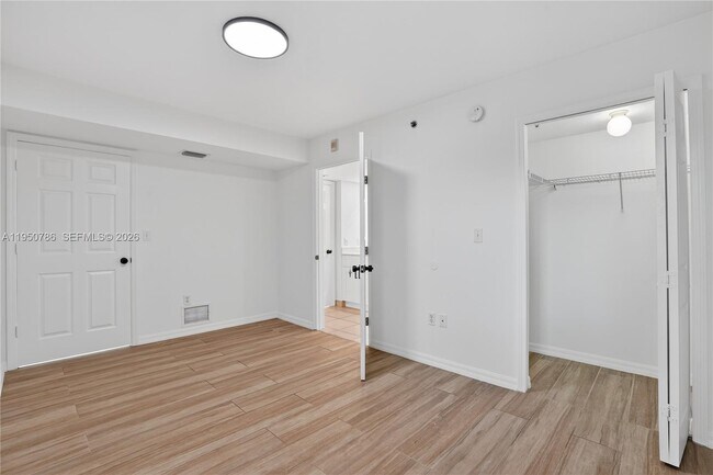 Building Photo - 2475 NW 16th St Rd