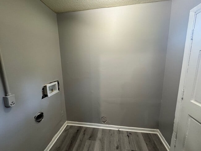 Building Photo - CREEKWOOD