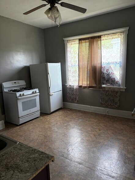 Kitchen appliance - 114 Josephine St