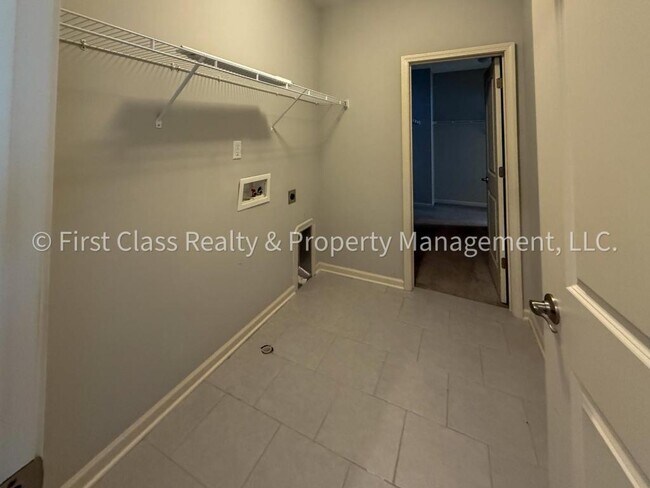 Building Photo - 565 Park View Drive