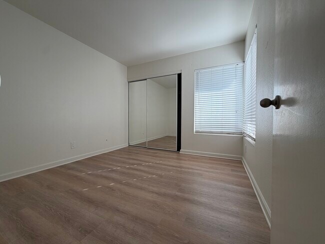 Building Photo - 870 S Rancho Santa Fe Rd