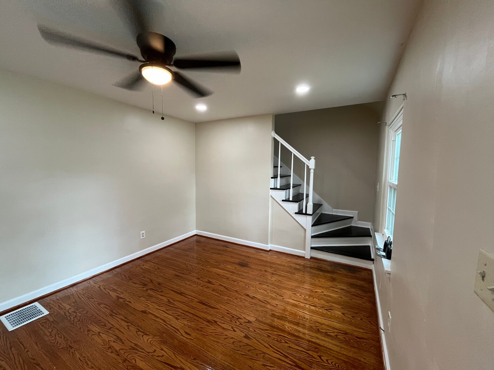 Building Photo - 4023 Valley View Dr