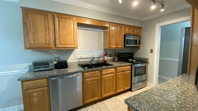 Building Photo - Charming 2/2 Seasonal Rental in Sarasota –...