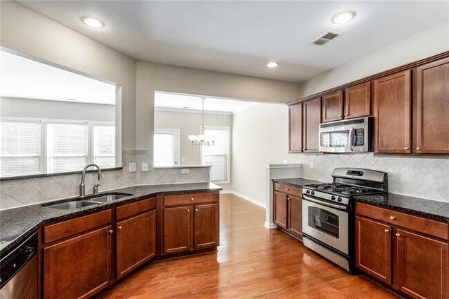 Building Photo - 2105 Greencrest Cir