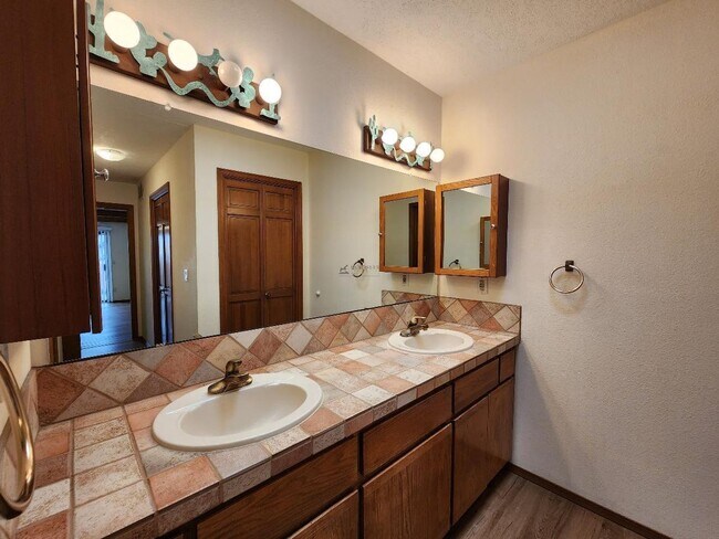 Building Photo - 246 Loma Entrada