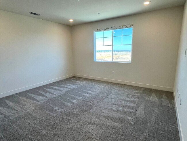 Building Photo - Spacious 4-Bedroom Home in Prime Tracy Loc...