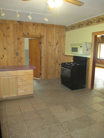 Kitchen - Gas Cooking! - 235 Pleasant St