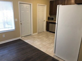 Building Photo - Large 2 Bedroom 1.5 Townhome