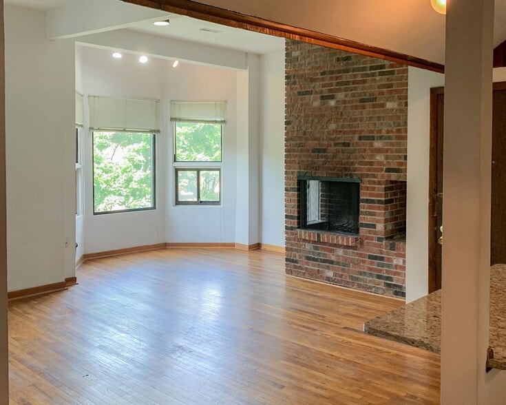 Building Photo - 877 W Lill Ave