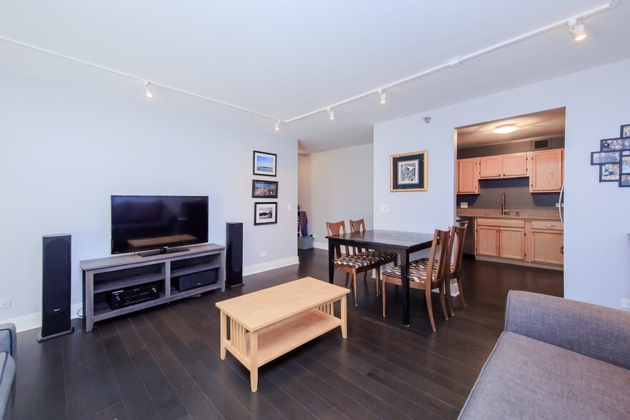 Living Room - 200 N Dearborn St