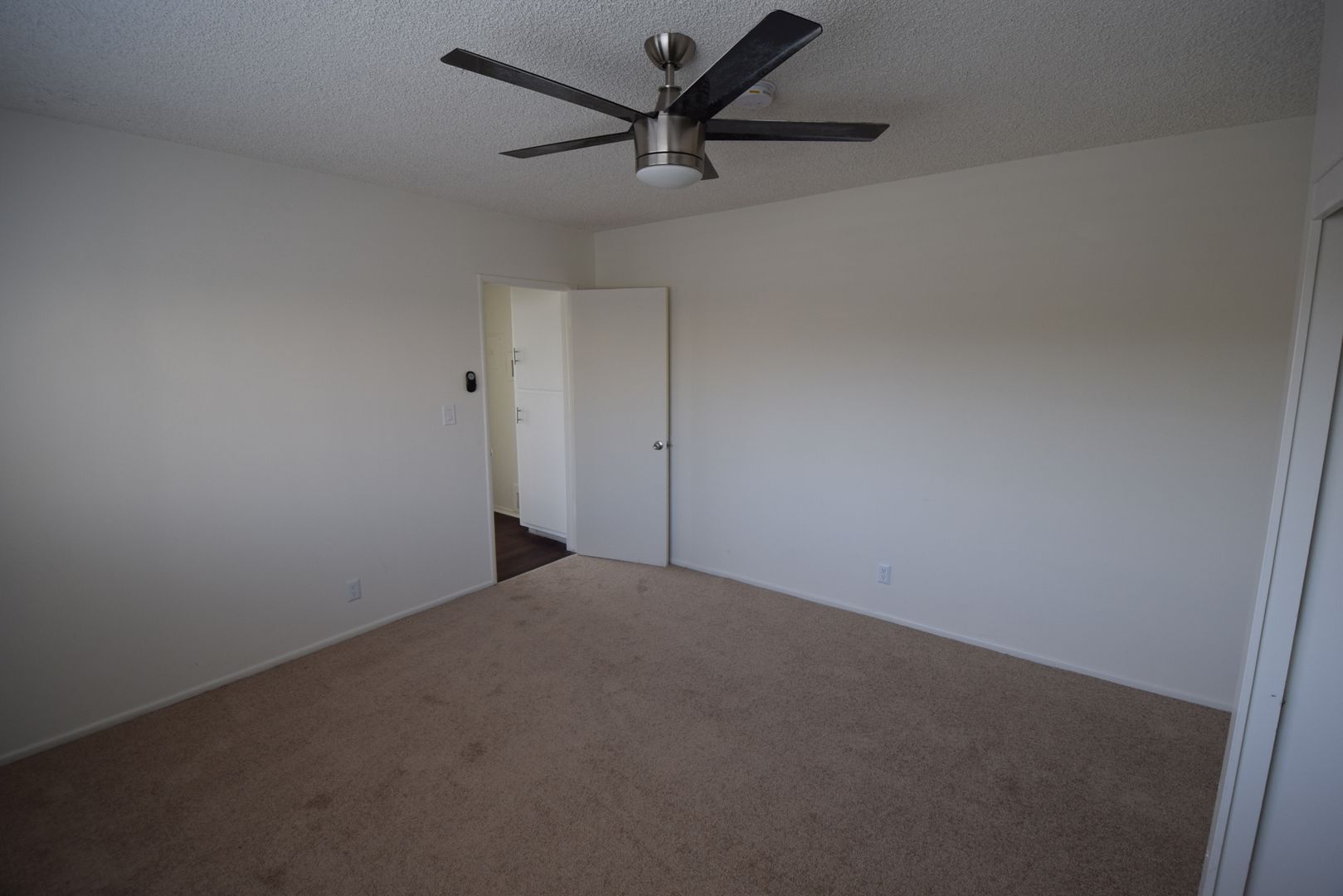 Building Photo - 5230 Vesper Ave