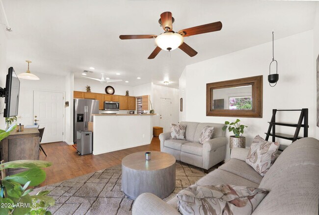 Building Photo - 868 E Savannah Dr