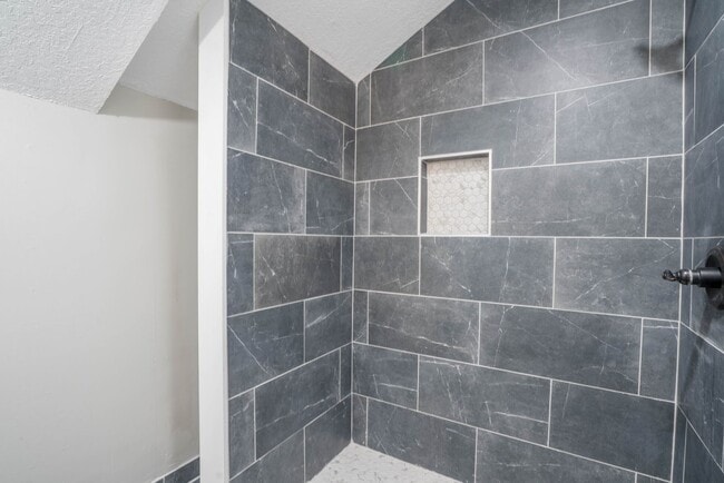 Building Photo - Gorgeous 3 Bedroom Remodel, BA Schools!