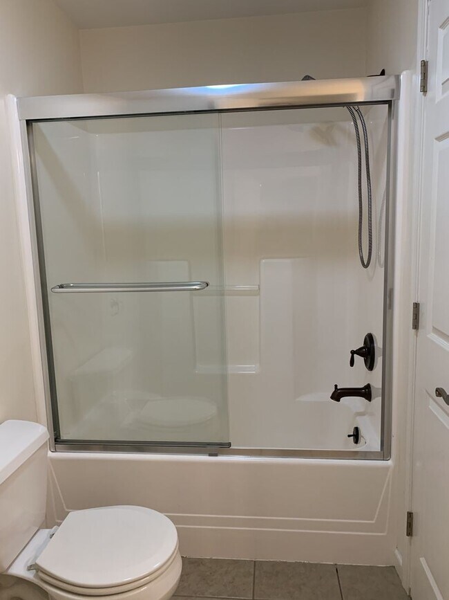 Building Photo - BEAUTIFUL 3 BED/2.5 BATH TOWNHOUSE!!