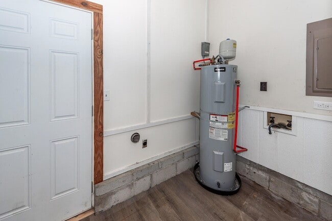 Building Photo - 444 Academy Rd