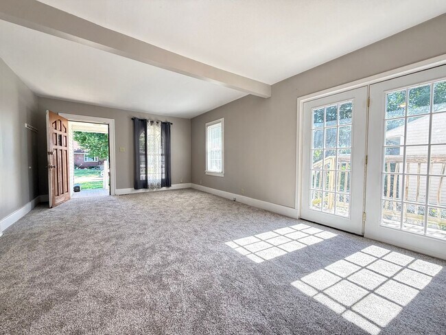 Building Photo - 3 Bedroom Home with Private Upstairs Suite