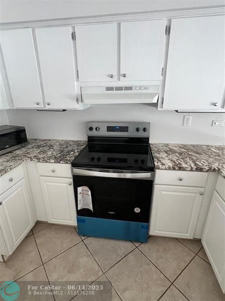 Building Photo - 1105 SW 12th Ct