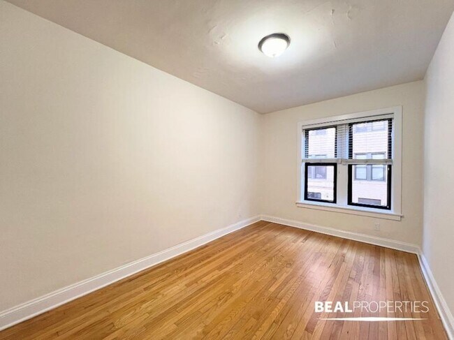 Building Photo - 1 bedroom in CHICAGO IL 60613