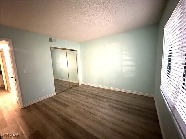 Building Photo - 1575 W Warm Springs Rd