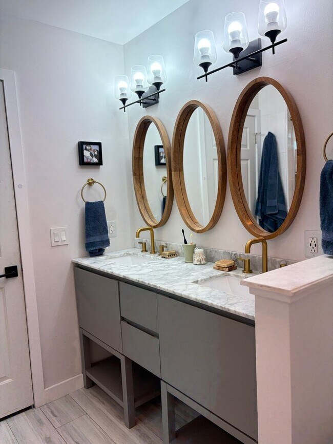 Building Photo - 4 Bedroom! Walk to Jim Warren Park, Frankl...