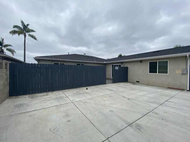 Building Photo - Large House, Great for Big Group! Close to...