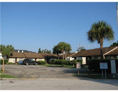Building Photo - 2 bedroom 1 bath triplex located in the Semoran club subdivision.