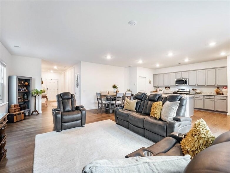 Building Photo - 680 Groover St