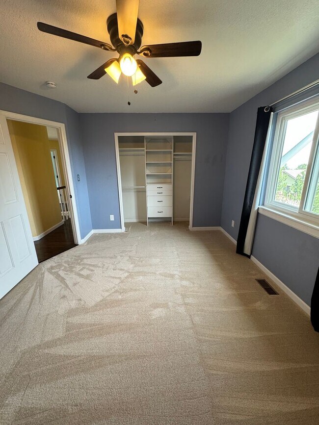 Building Photo - 5 Bedroom Home in Broadmoor Bluffs