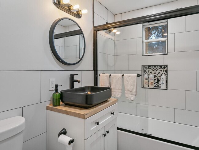 Building Photo - 587 Arrowhead Villa Rd