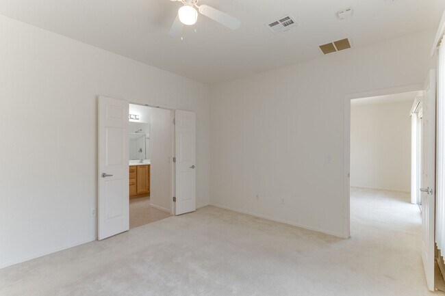 Building Photo - Spacious & Bright 3-Bed Home in Desirable ...