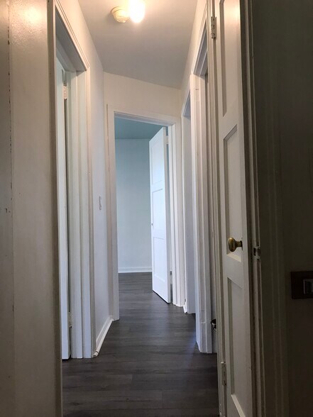 Building Photo - 866 Warwick Dr