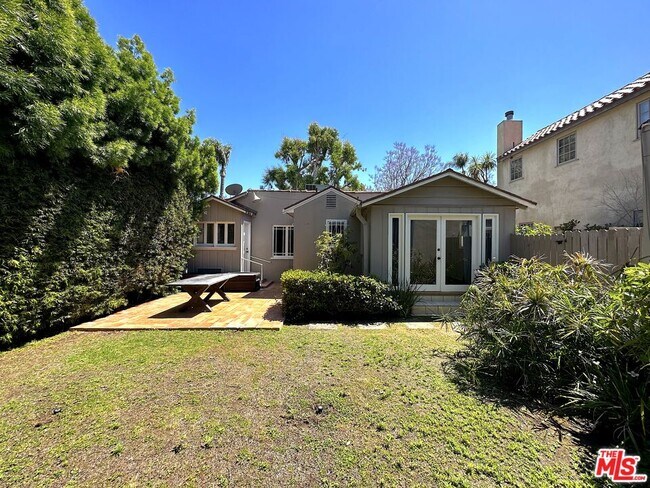 Building Photo - 9019 Rosewood Ave