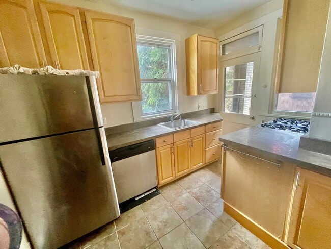 Building Photo - 4 Bed 1-2 Bath- Frick Pittsburgh PA