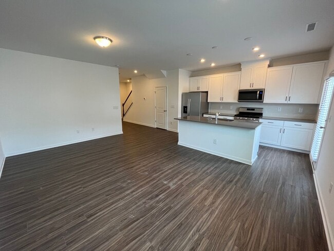 Building Photo - **OFFERING RENT PROMOTION FOR FIRST 6 MONTHS, REFUNDABLE APPLICATION FEES & $100 MOVE IN PROMOTIO...