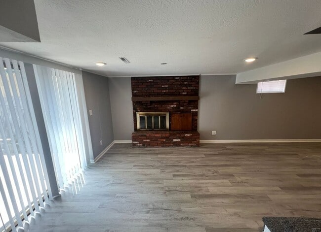 Building Photo - Renovated 2 Bed, 3 Bath Duplex with Finish...