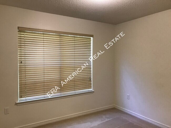 Building Photo - Close To Hurlburt Field!