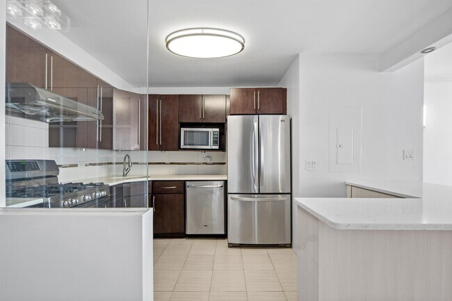 Building Photo - 45 River Dr S