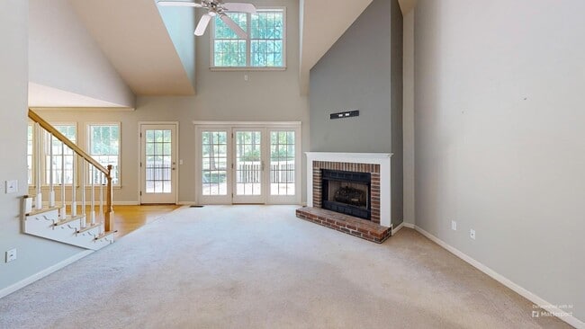 Building Photo - 33 Fairway Dr