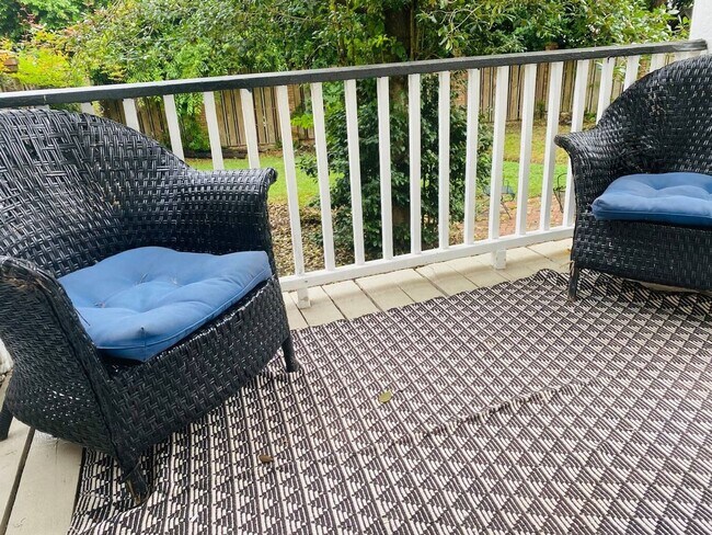 Building Photo - FIVE POINTS