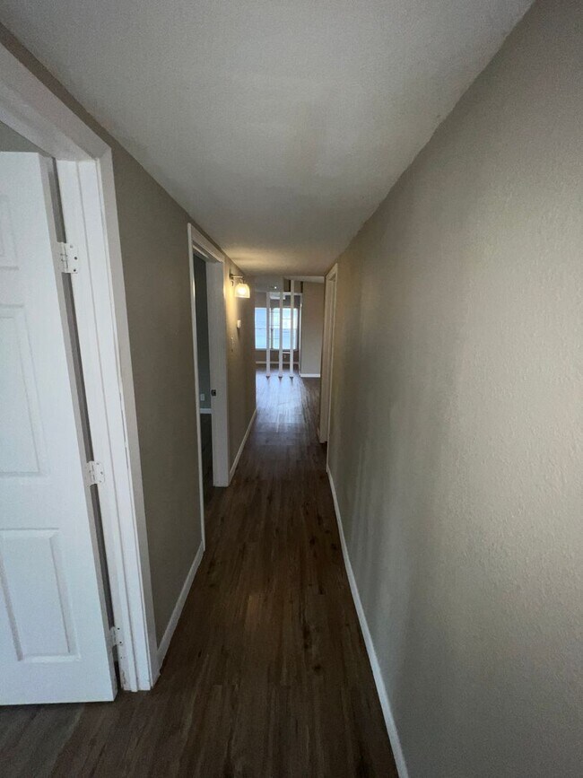 Building Photo - Large 4 bedroom 2 bathroom