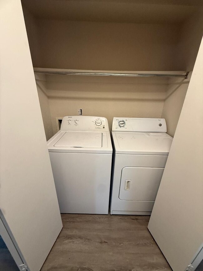 Building Photo - 2 Bed 1 Bath West Side Duplex