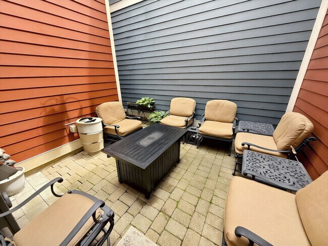 Building Photo - 1408 Pleasant St