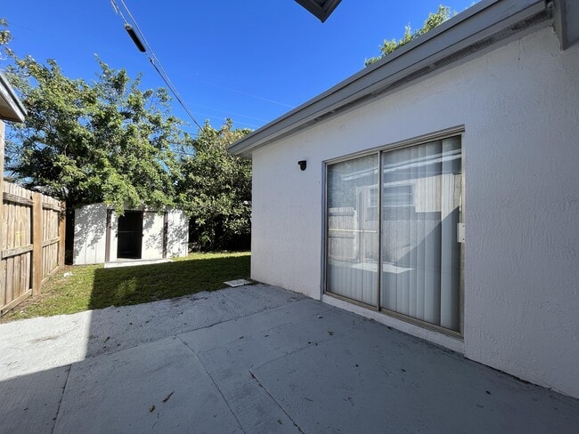 Building Photo - 6301 SW 20th St