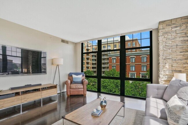 Building Photo - 1021 N Garfield St