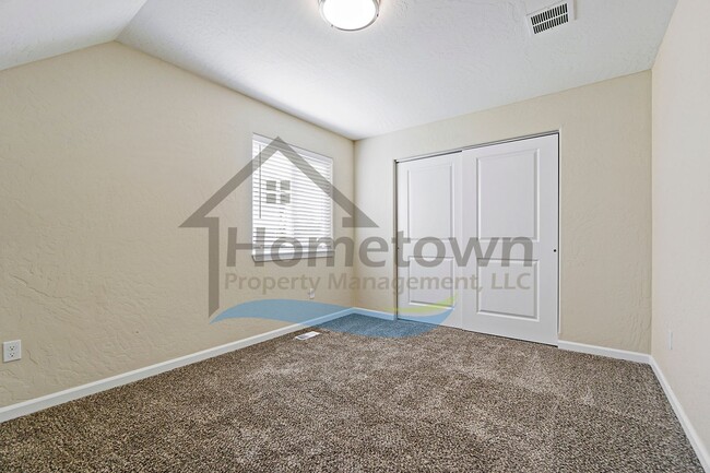 Building Photo - 3 Bedroom 2 Bathroom Home with Attached 2 ...