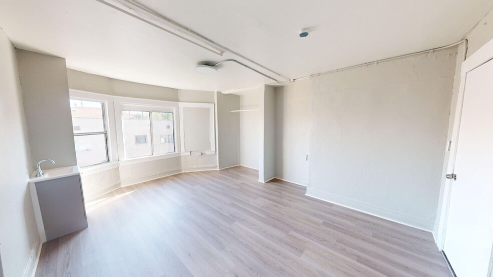 Interior Photo - 2033 E 4th St