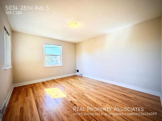 Building Photo - 5034 28th Ave S
