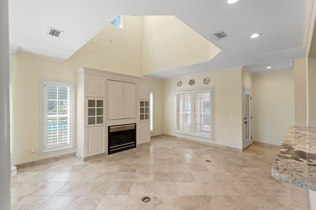 Building Photo - 3 bedroom/ 2.5 bathroom
